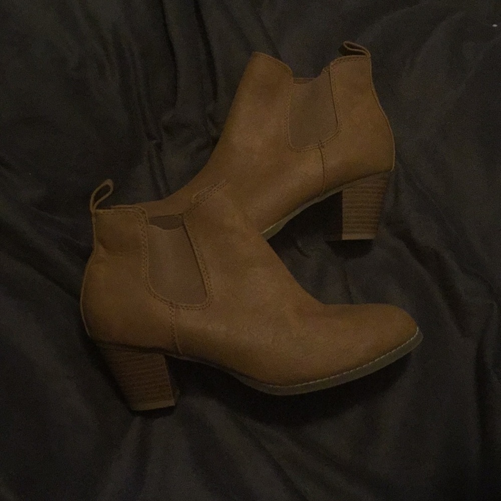 Old Navy tan booties size 7  gently used